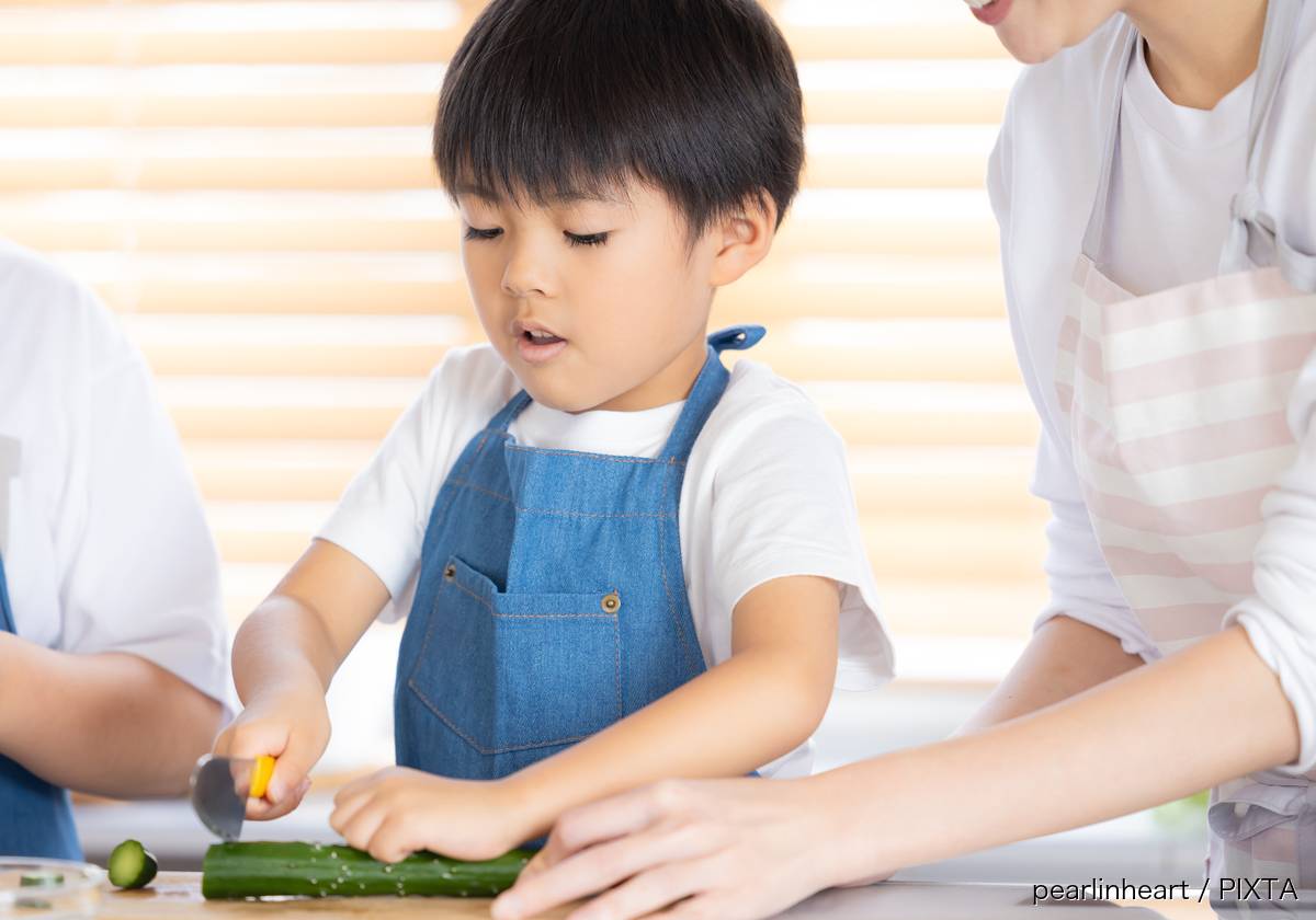 野菜を切る男の子とお母さん