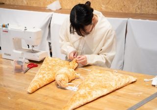 この三角がパンになる？「PLAY! PARK」の布製クロワッサンができるまで