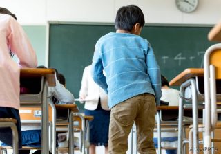 授業中立ち歩くのはなぜ？「座れない子」が実は抱える７つの困りごと