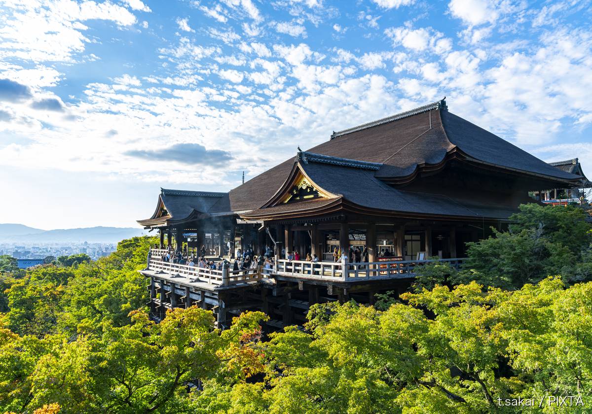ダイナミックな空が広がる清水寺 京都府
