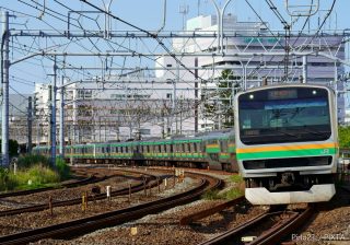 ハンドルがない電車、どうやって曲がる？ 車輪と線路に隠された科学の秘密
